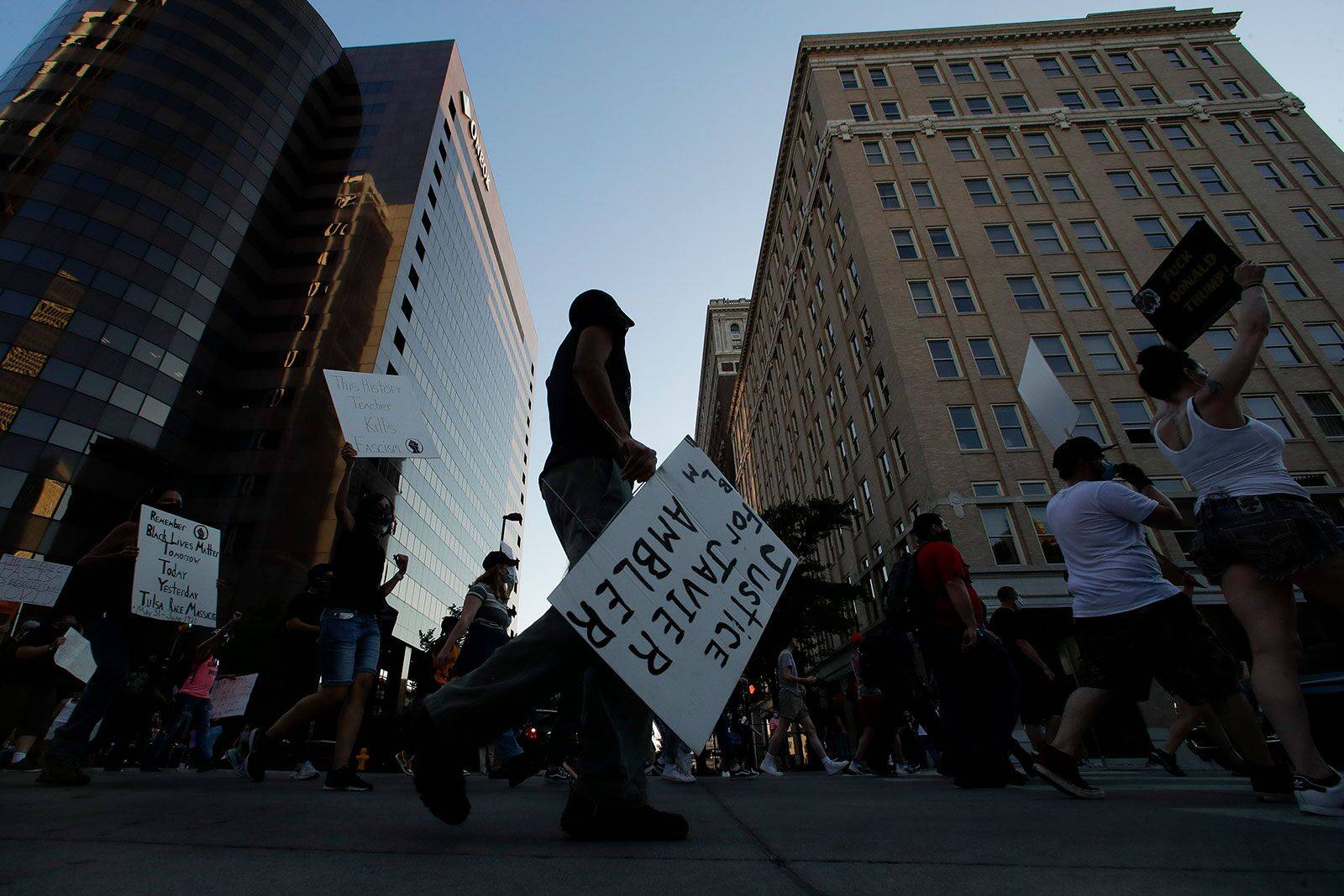 示威者|两个场景！这边是特朗普举行疫情后首场竞选集会，那边是大批示威者在外面游行