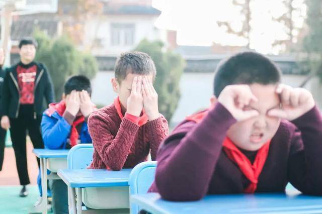 做了这么多年的眼保健操，可能只是心理按摩