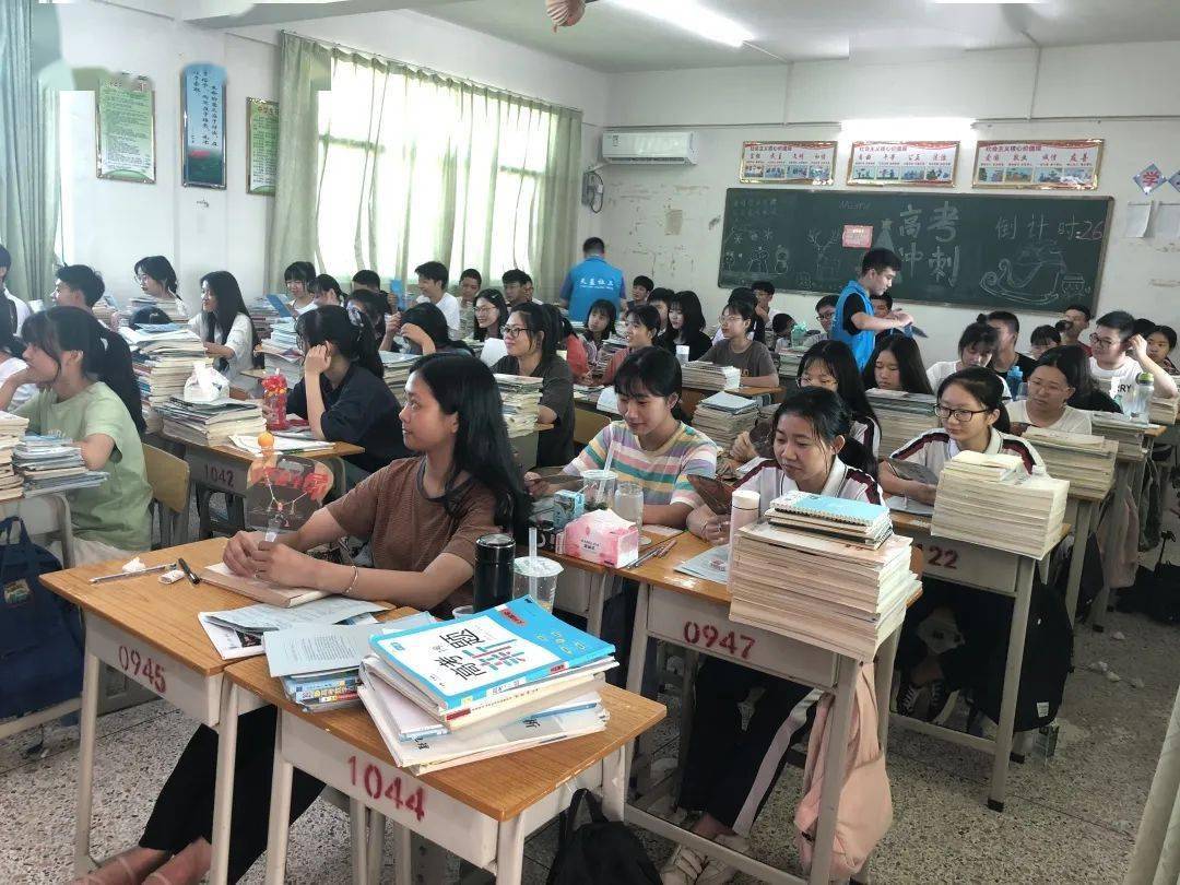 普宁梅锋中学普宁兴文中学普宁里湖中学每到一所学校,天蓝禁毒社工向