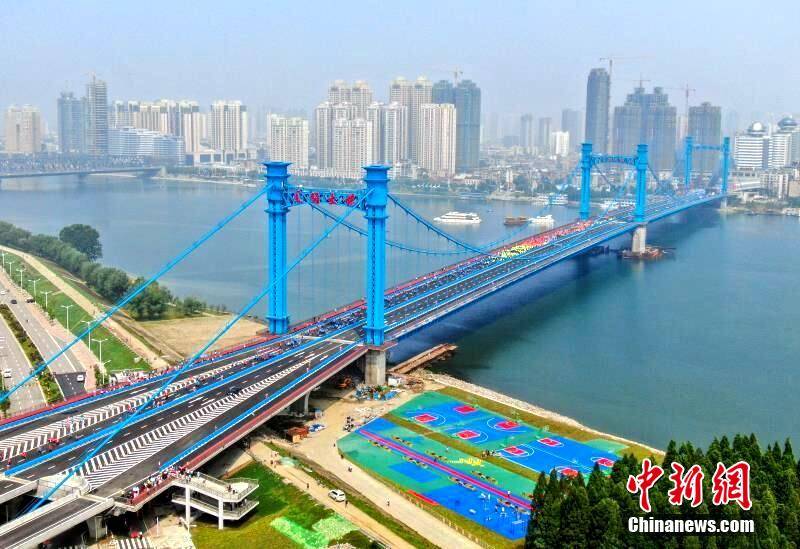 汉江首座三塔悬索桥襄阳凤雏大桥建成通车