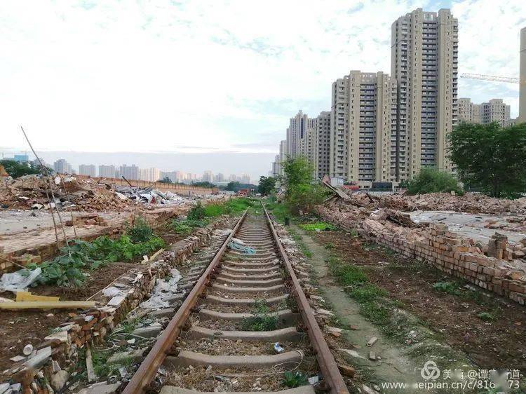 6月15日,西安市未央区徐家湾街道红旗铁路专用线沿线违建拆除任务在