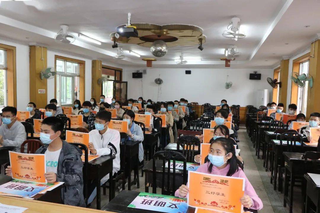 课下辅导 学校实行奖学金奖励制度,每学期末,对思想品德良好,遵章守