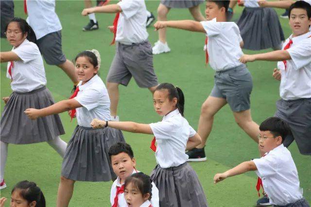 明星小学大课间武术操真威风