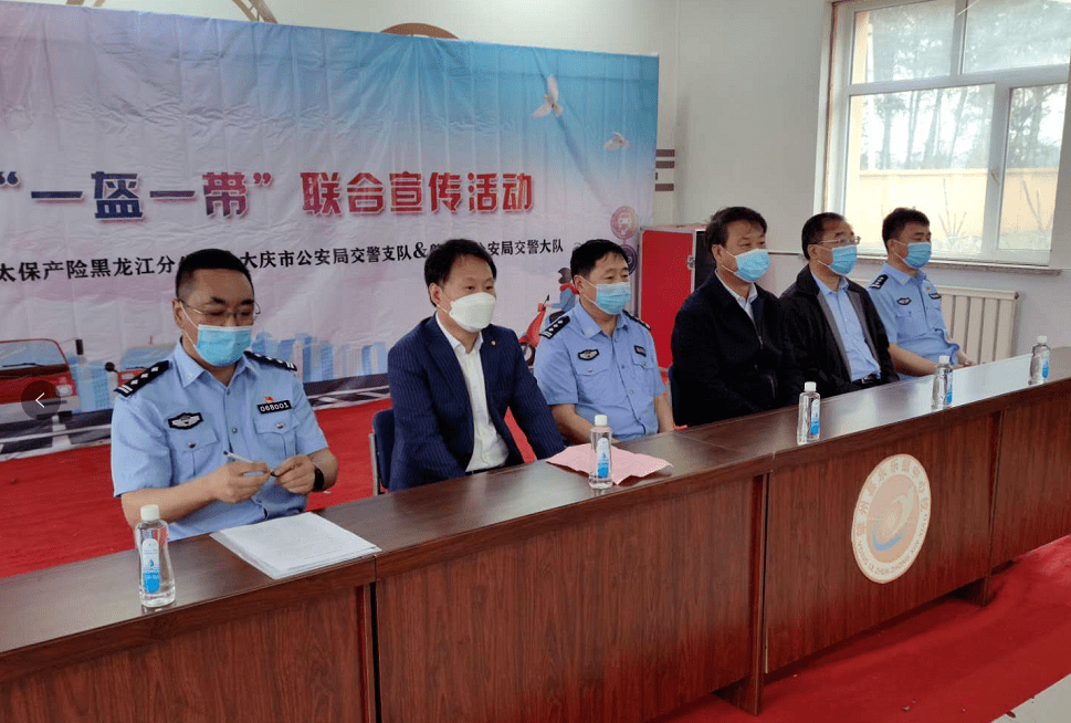 上百驾驶人来到这儿,要干啥?