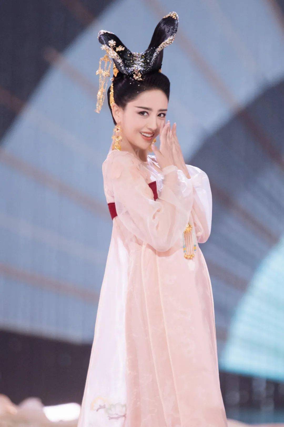 佟丽娅的《芒种》也是惊艳了很多人,她真的是古典美人的胚子,一颦一笑