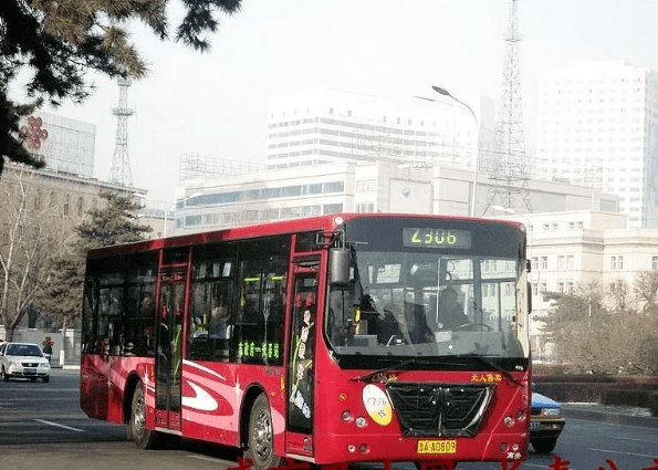 6路,306路,z306路,三条线路的百余台公交车全部更换为一汽大连生产的