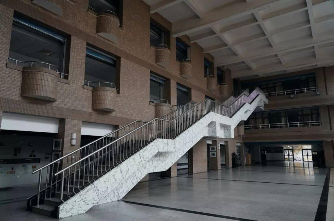 陕西科技大学图书馆为环形桶状仿古罗马斗兽场造型,层层叠岩的建筑