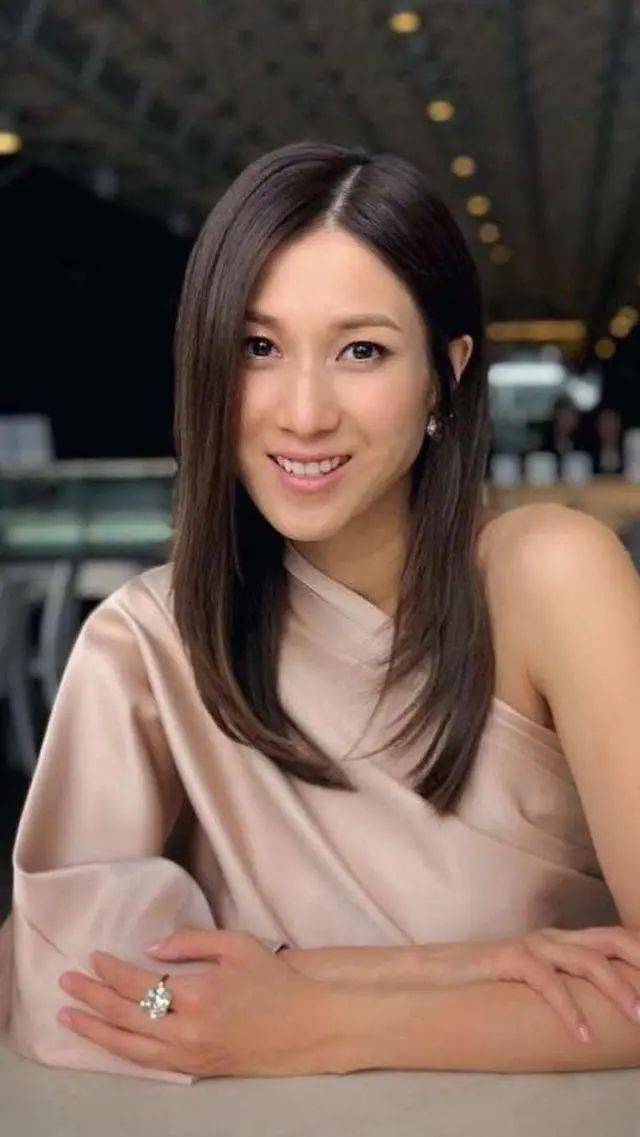 前TVB当家花旦晒童年照，灵气十足获网友大赞，