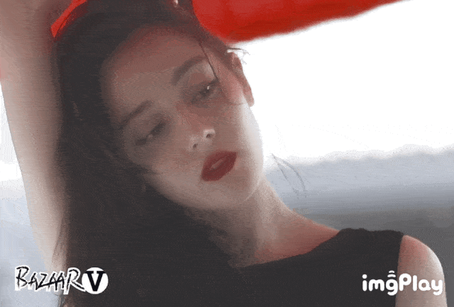 比如说在此之前都是偏清纯初恋的陈都灵 靠着红毯上的港风造型一鸣