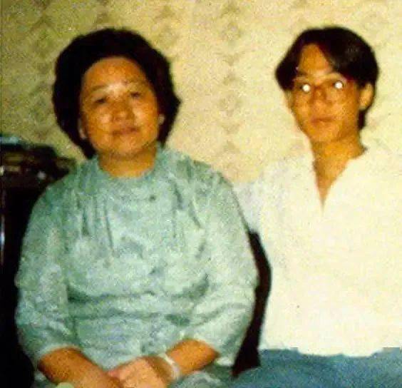 黄家驹与母亲