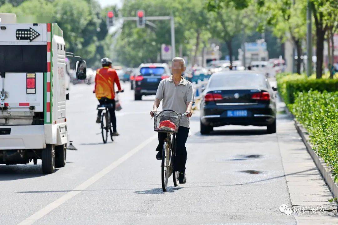 地点:永华道南侧非机动车道 不文明行为:自行车由东向西逆行 投稿