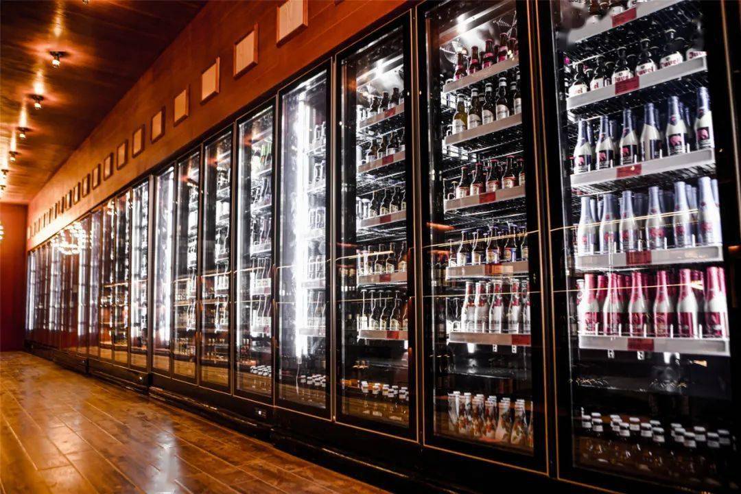 「 top life 酒吧公社 」有着12米长的啤酒冰柜,拥有上千款来自全球
