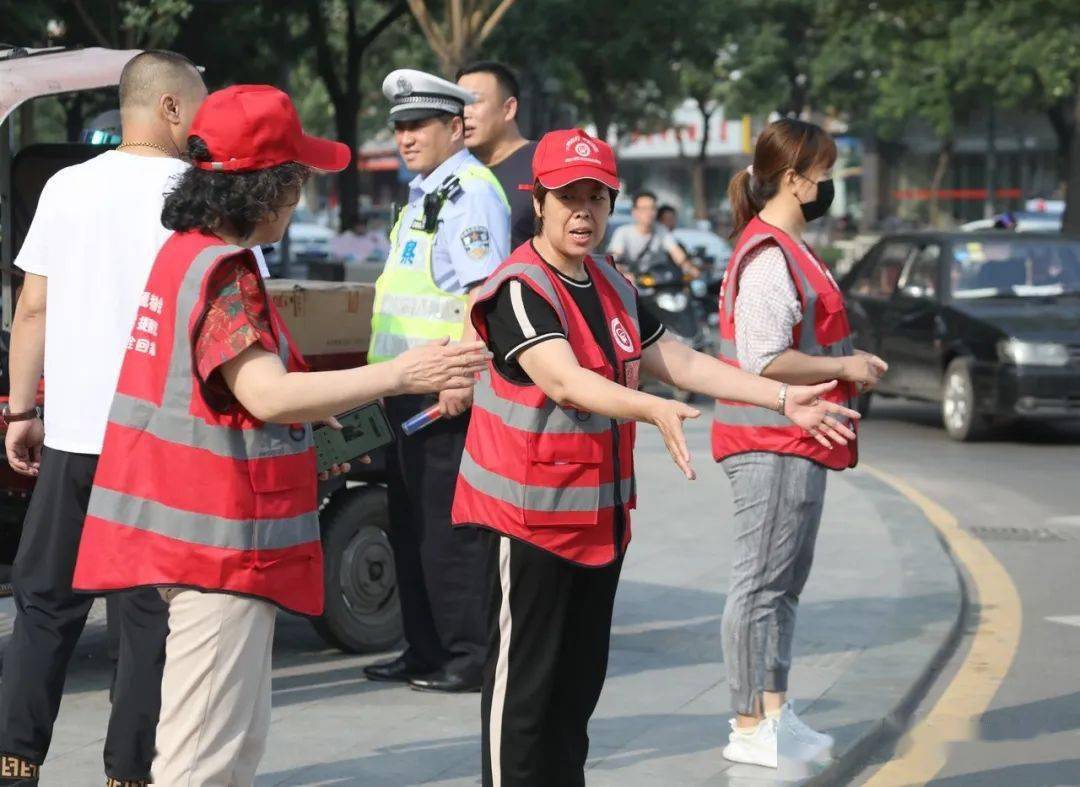 临汾市文明交通志愿者配合交警进行劝导和宣传