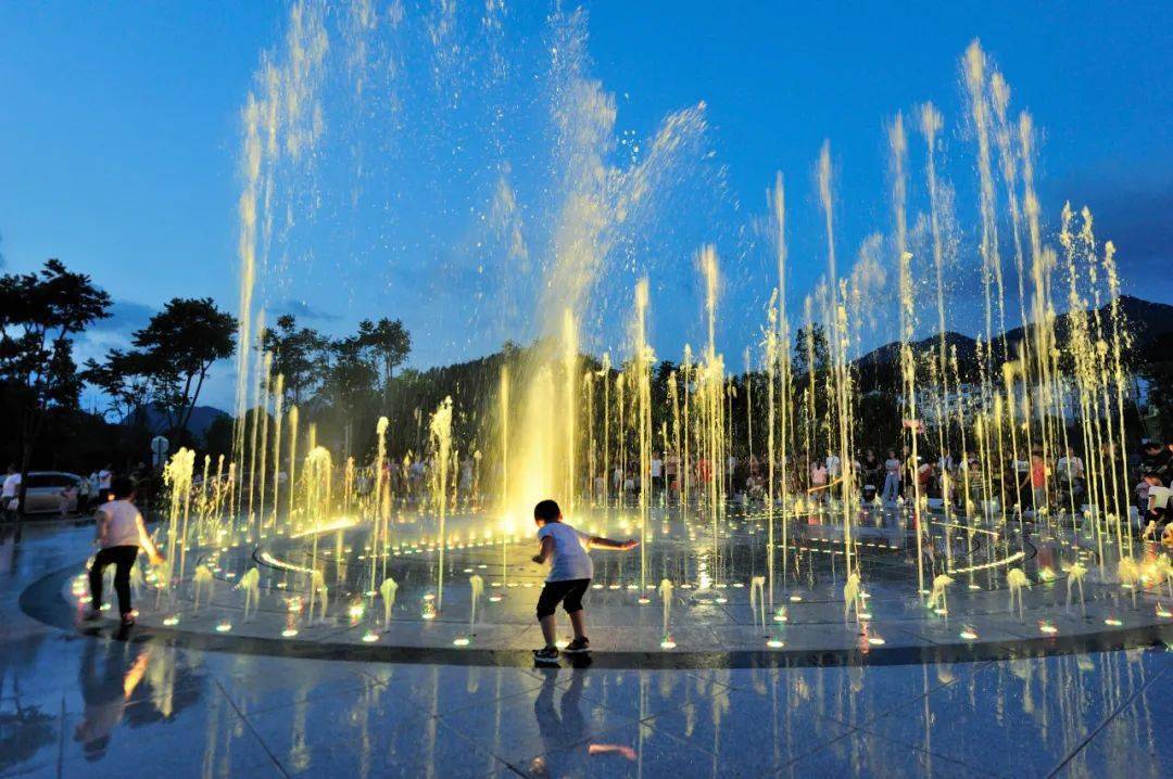 黑山八角音乐喷泉广场成游客新夜景打卡点