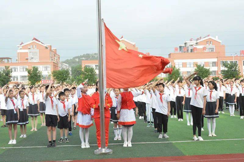 中心小学举行庆"七一"暨"毕业季——感恩母校 携梦前行"主题升旗仪式