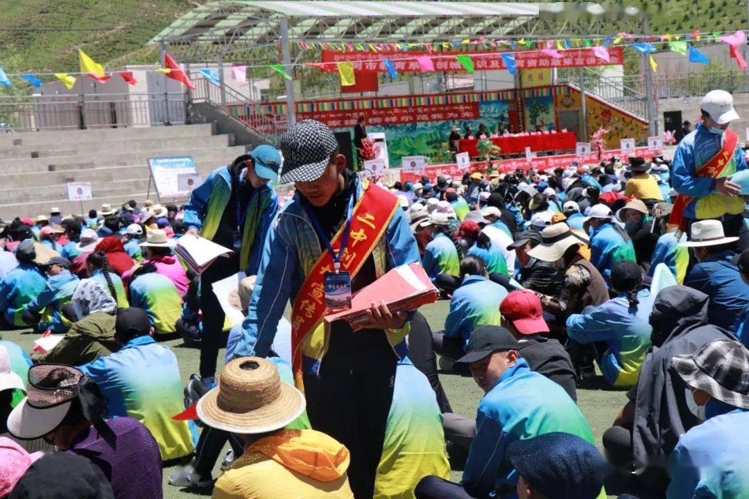为与会家长发放宣传册信息来源:玉树市教育监 制 | 昂文普措