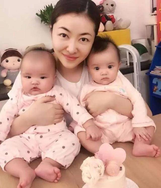 双胞胎|双胞胎女儿越长越不像，身高差明显杨威晒三子女在豪宅玩耍照
