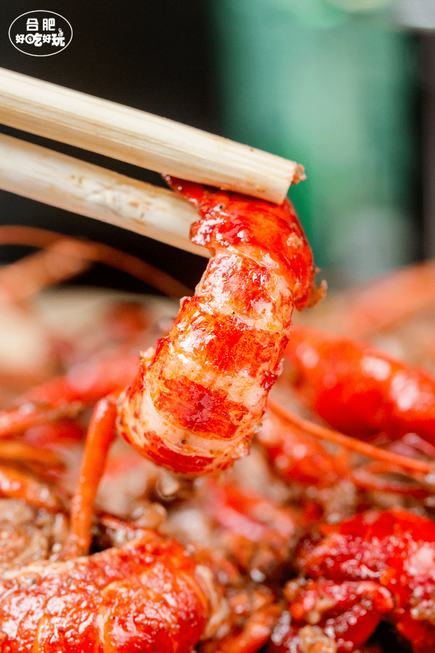 烤肉|来晚只能坐门口吃！这家要靠抢才能吃到的新疆烤肉