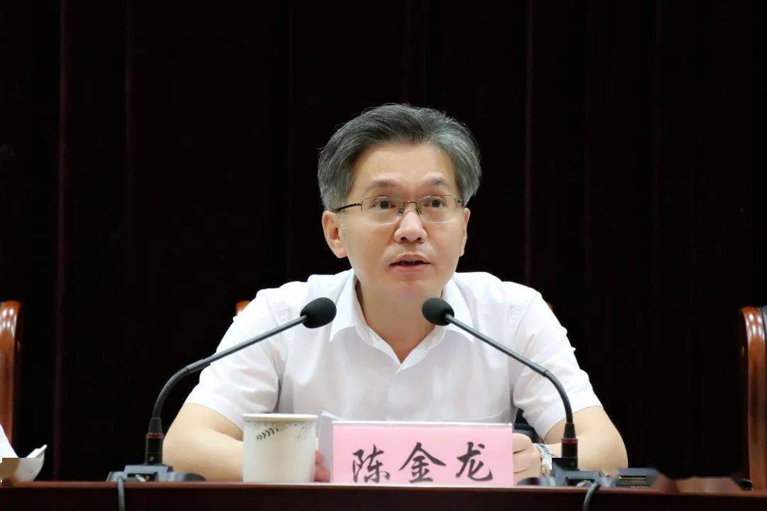 镇党委书记陈金龙,镇长陆剑峰等三套班子全体领导出席,镇安委会全体