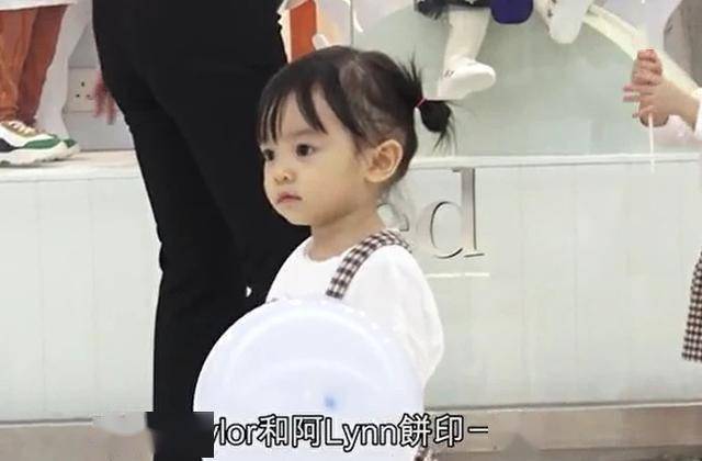双胞胎|双胞胎女儿越长越不像，身高差明显杨威晒三子女在豪宅玩耍照