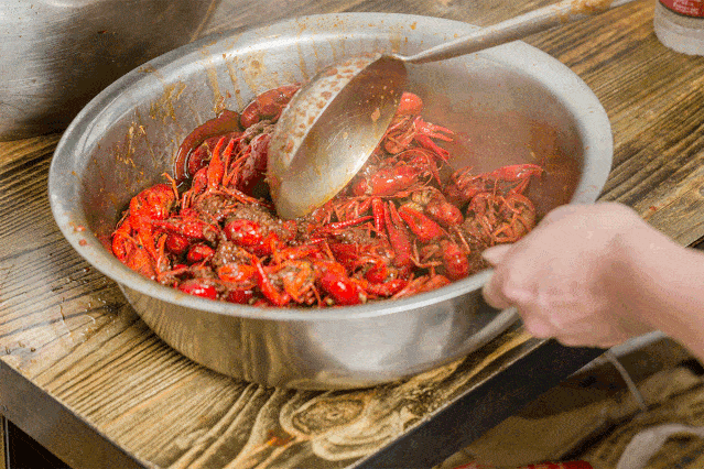 烤肉|来晚只能坐门口吃！这家要靠抢才能吃到的新疆烤肉