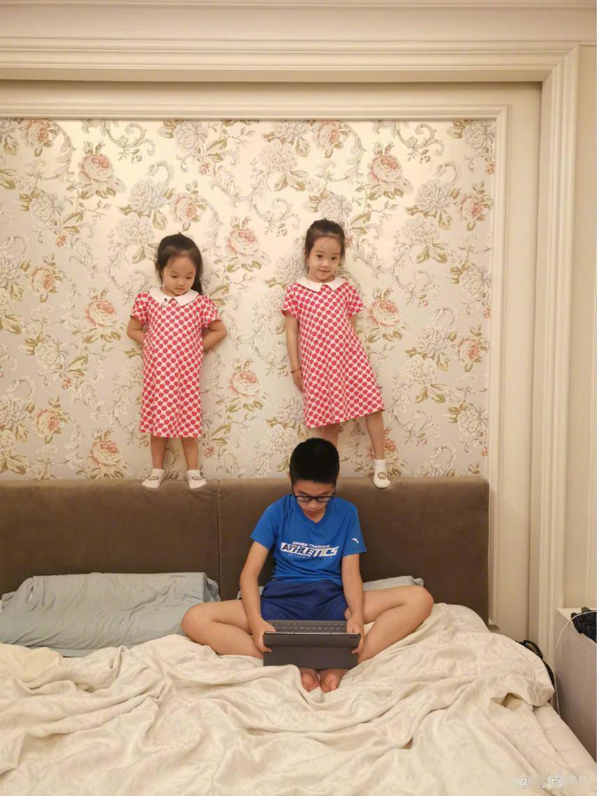双胞胎|双胞胎女儿越长越不像，身高差明显杨威晒三子女在豪宅玩耍照