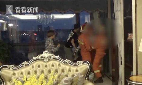 孩子|女子抱5岁儿子坐22楼窗口 消防员救人后撒了个谎