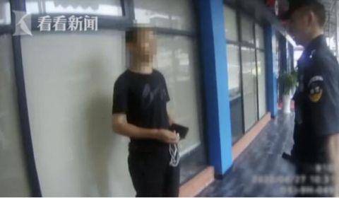 贵州|“你紧张啥”？见到民警双腿发抖 男子:站着就抖