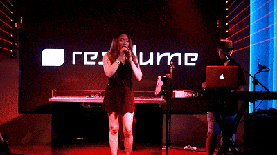 配上 舞台级的音响灯光效果