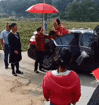 搞笑GIF:哥们为求女友原谅,街头手捧鲜花跪搓衣板