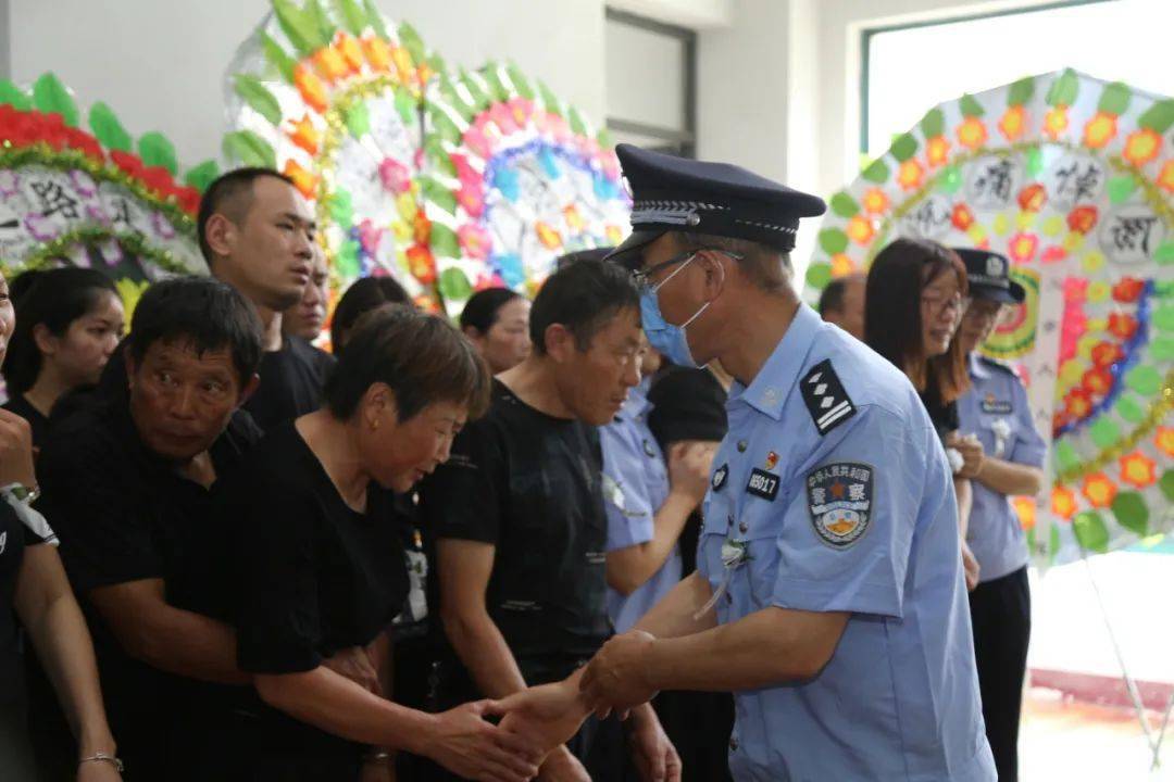 因公牺牲民警吴跃勤送别仪式举行池州各界群众自发走上街头泪别英雄