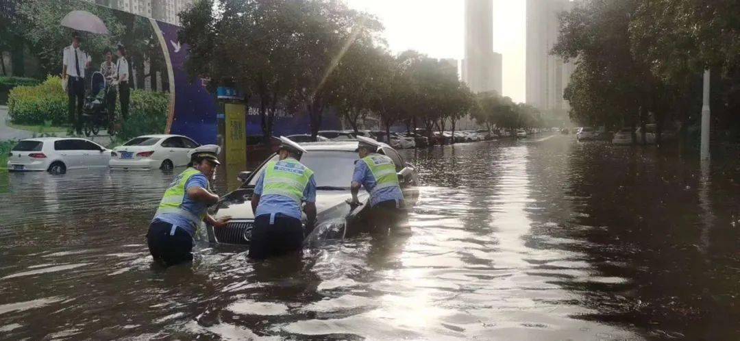 暴雨袭洛城2020年洛阳首启看海模式小哥哥们的脚都泡枯绌kūchù啦