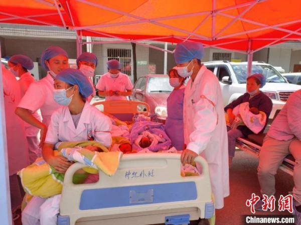 赫章县|他们一人抱一个孩子与地震“赛跑”