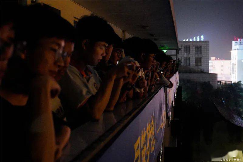 高三|永远难忘…海宁3所学校晚上出现震撼一幕…