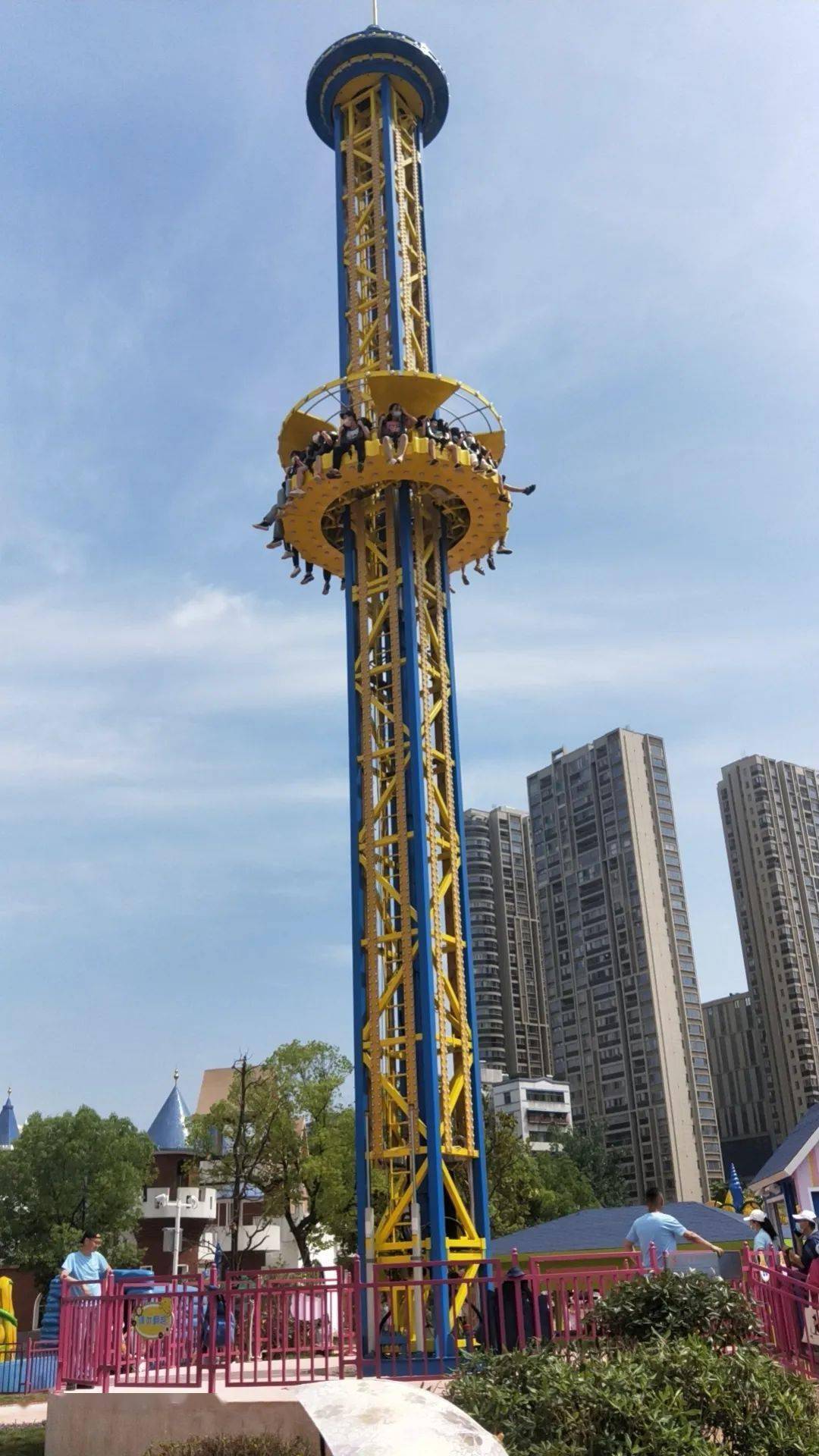 02 湖北黄石儿童公园 03 产品 旋转塔属于飞行塔类游乐设备,其运行