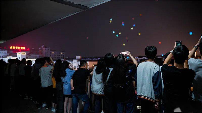 高三|永远难忘…海宁3所学校晚上出现震撼一幕…