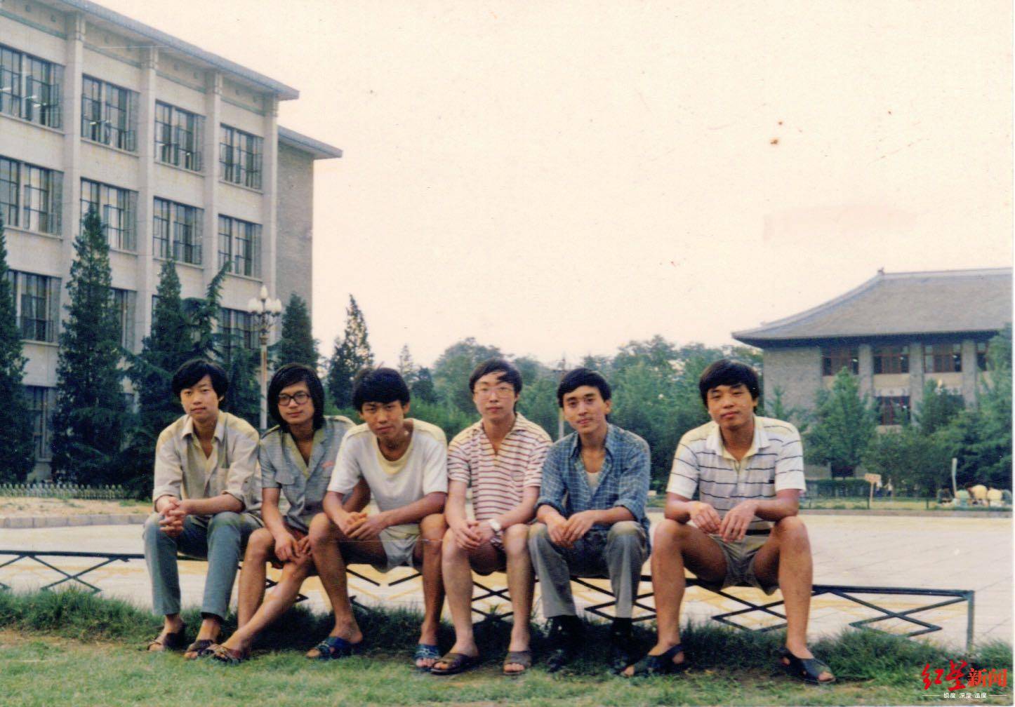 卷上|考场外备着洗脸水那些年“前浪”们经历的高考：语文卷上飙英文