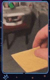 搞笑GIF:那只手到底干了什么,让妹子笑的这么开心!