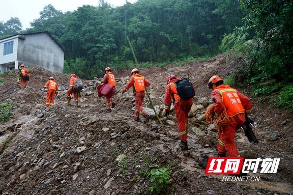 湖南|组图丨暴雨中，消防员徒步涉水4公里救援