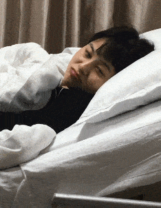 搞笑GIF:看姑娘这走路的姿势,八成是发工资了