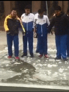 搞笑GIF:看姑娘这走路的姿势,八成是发工资了