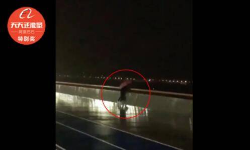 姑娘|暴雨之夜，出租车司机一路尾随女乘客！结局意想不到…