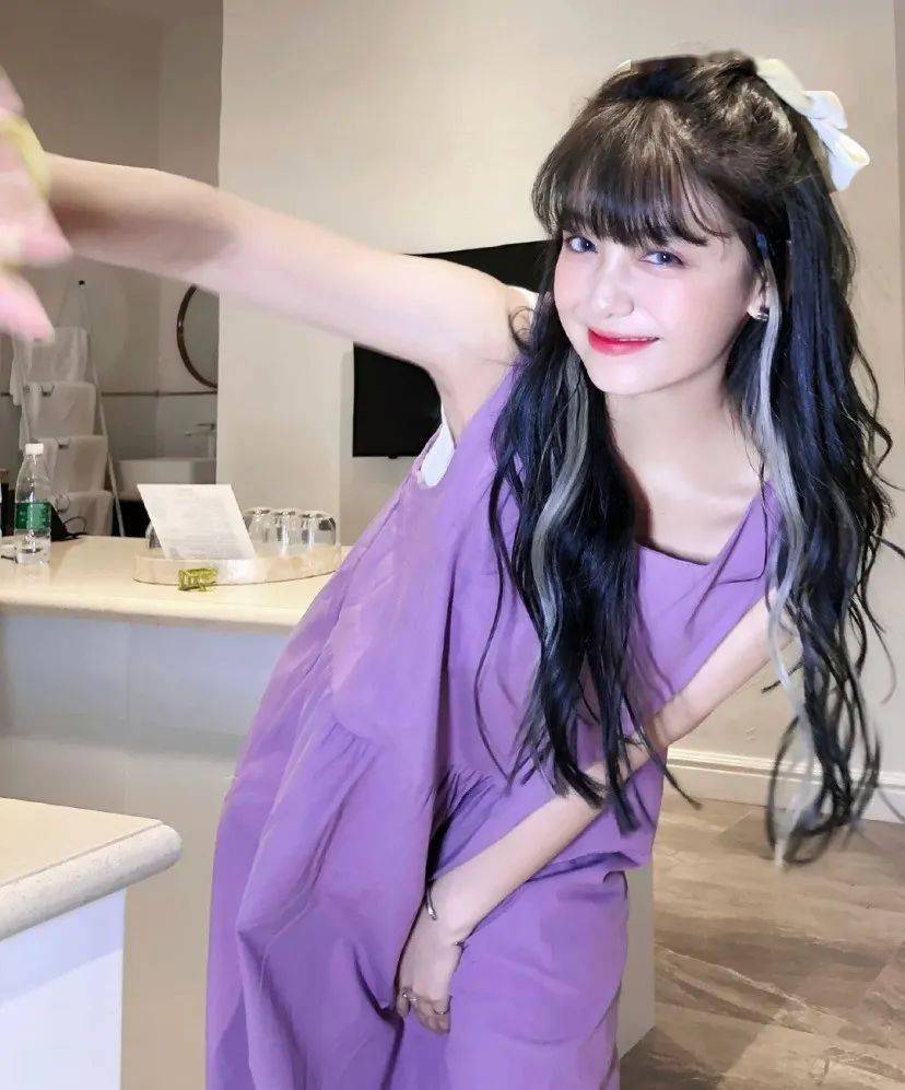棕调白底的挂耳染,轻欧美的feel,平时喜欢走帅气路线的仙女也可以借鉴