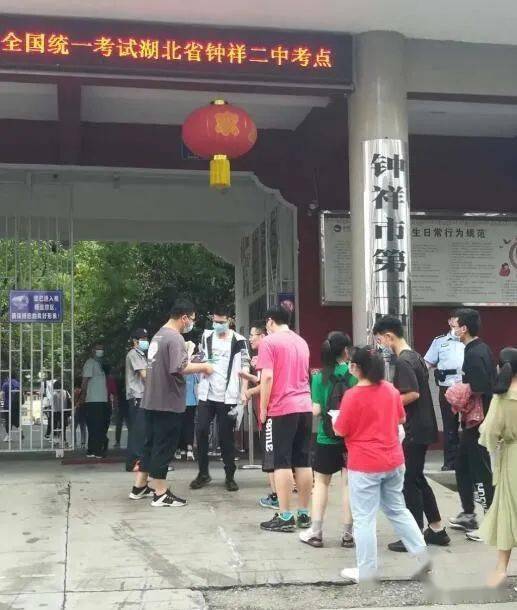 画面今天上午在各个考点十年寒窗,一朝上阵考场199个,考生5864人钟祥