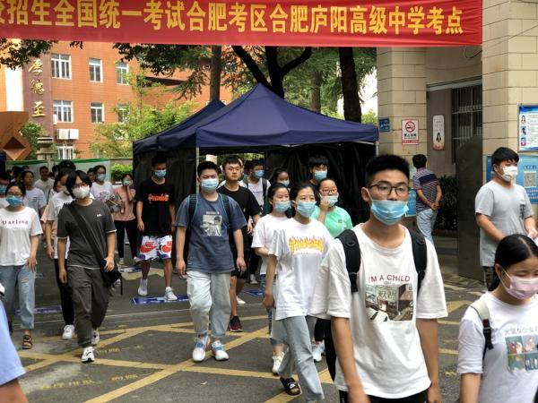 合肥市|组图：高考第一天结束 考场外最真实的画面记录