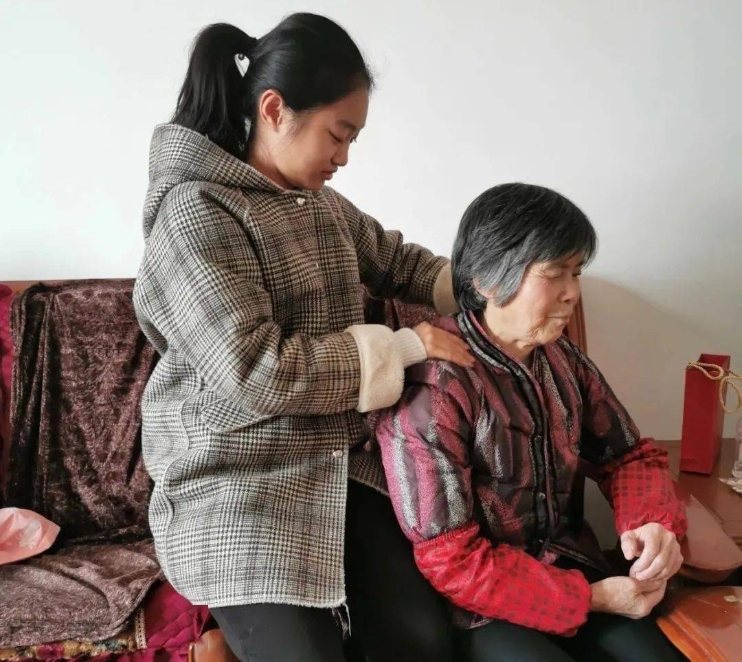 苏瑞希感恩外婆养育之恩
