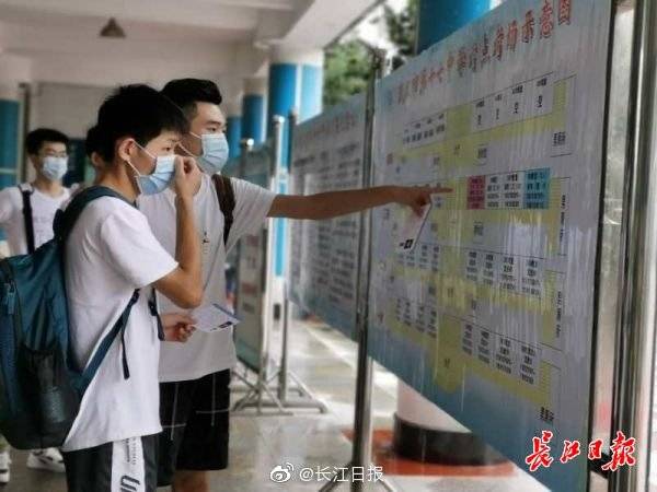 避雨区、存伞桶、干毛巾……高考考点都备好了