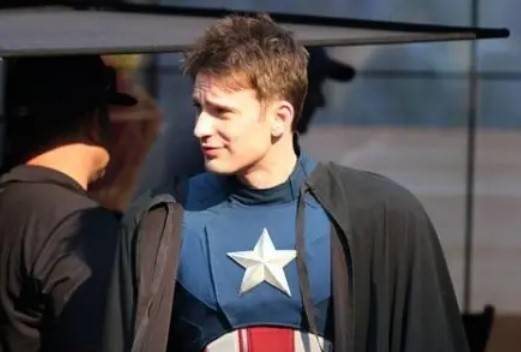 “美队”克里斯·埃文斯谈恋爱了？对象是迪士尼