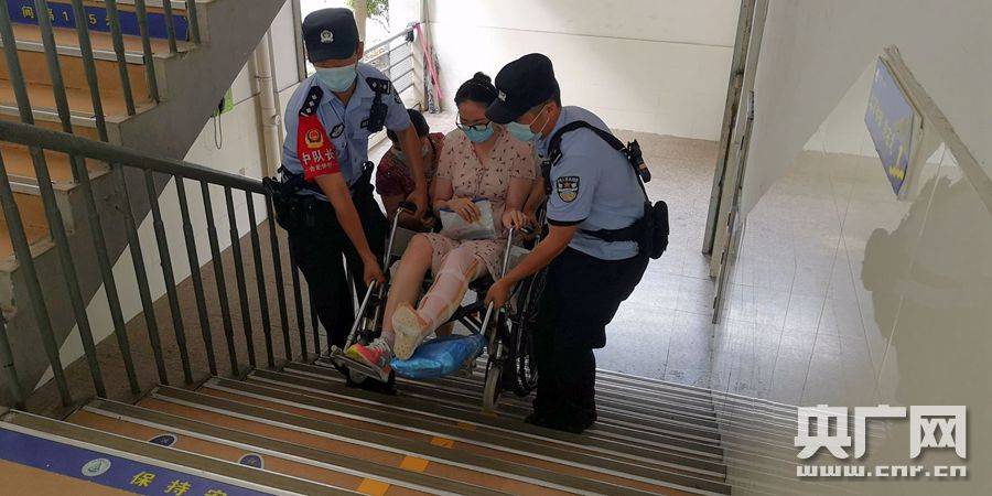 考生|暖心！考试坐轮椅进校园 合肥民警抬着考生进考场