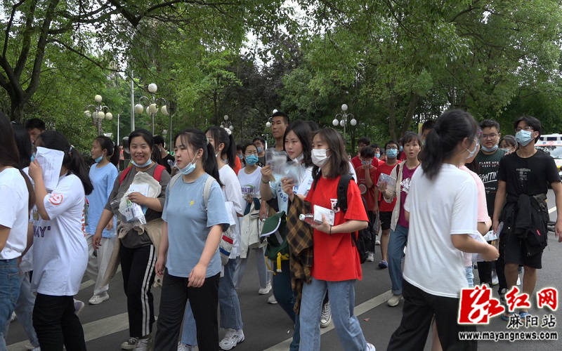 考场|高考首日 麻阳1547名考生奔赴考场，为梦想而战